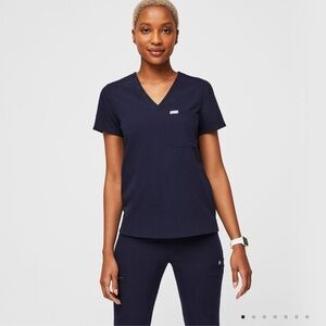 FIGS navy size small Catarina One-Pocket Scrub Top